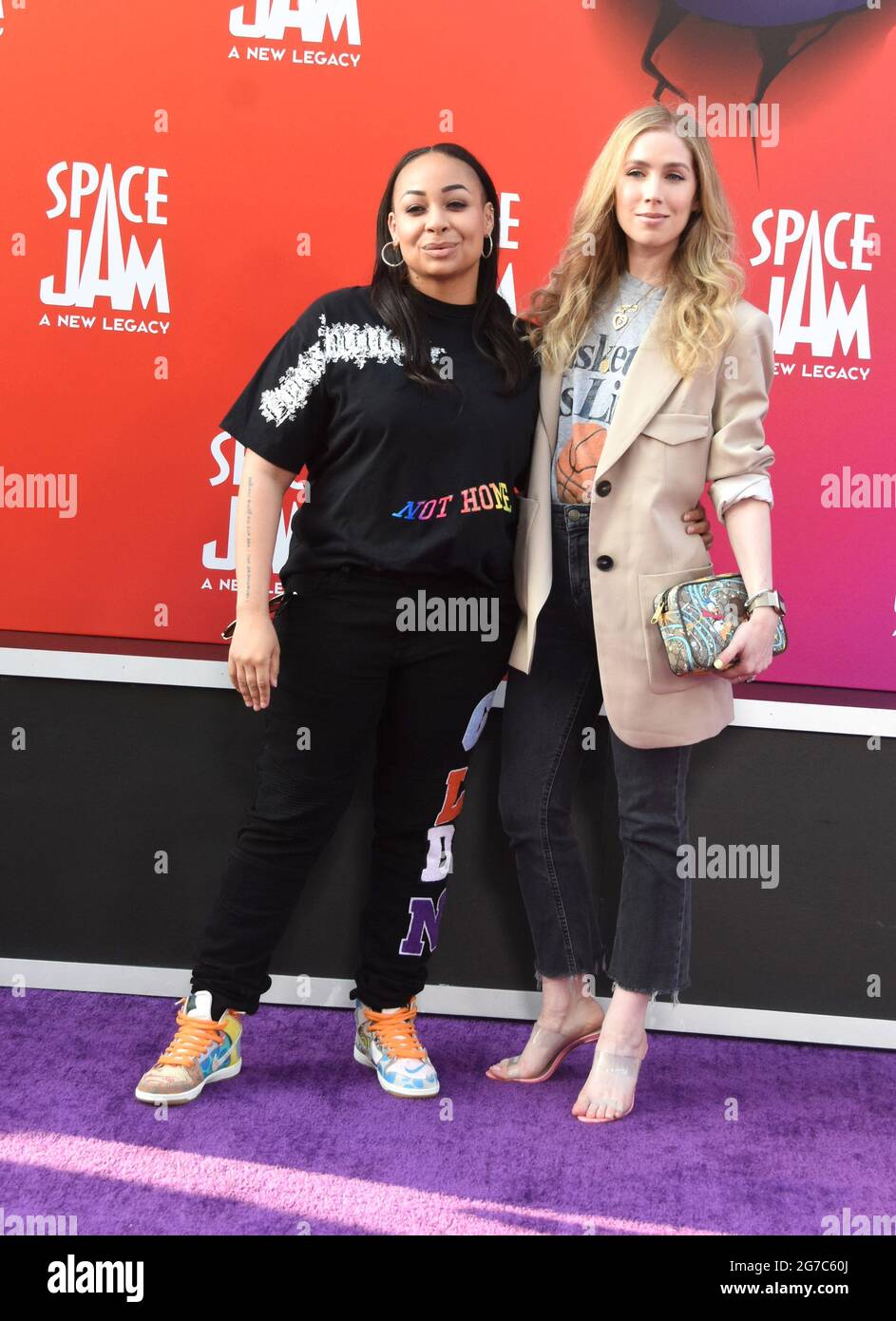 Los Angeles, Kalifornien, USA 12. Juli 2021 die Schauspielerin Raven-Symone und Frau Miranda Pearman-Maday besuchen die Weltpremiere von Warner Bros. Picturs 'Space Jam: A New Legacy' im Regal L.A. LIVE at 800 W. Olympic Blvd on July 12, 2021 in Los Angeles, California, USA. Foto von Barry King/Alamy Live News Stockfoto