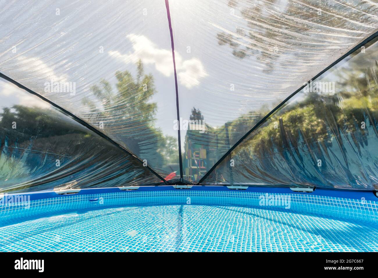 Pooldach über einem Pool als Schutz vor Witterungseinflüssen Stockfoto