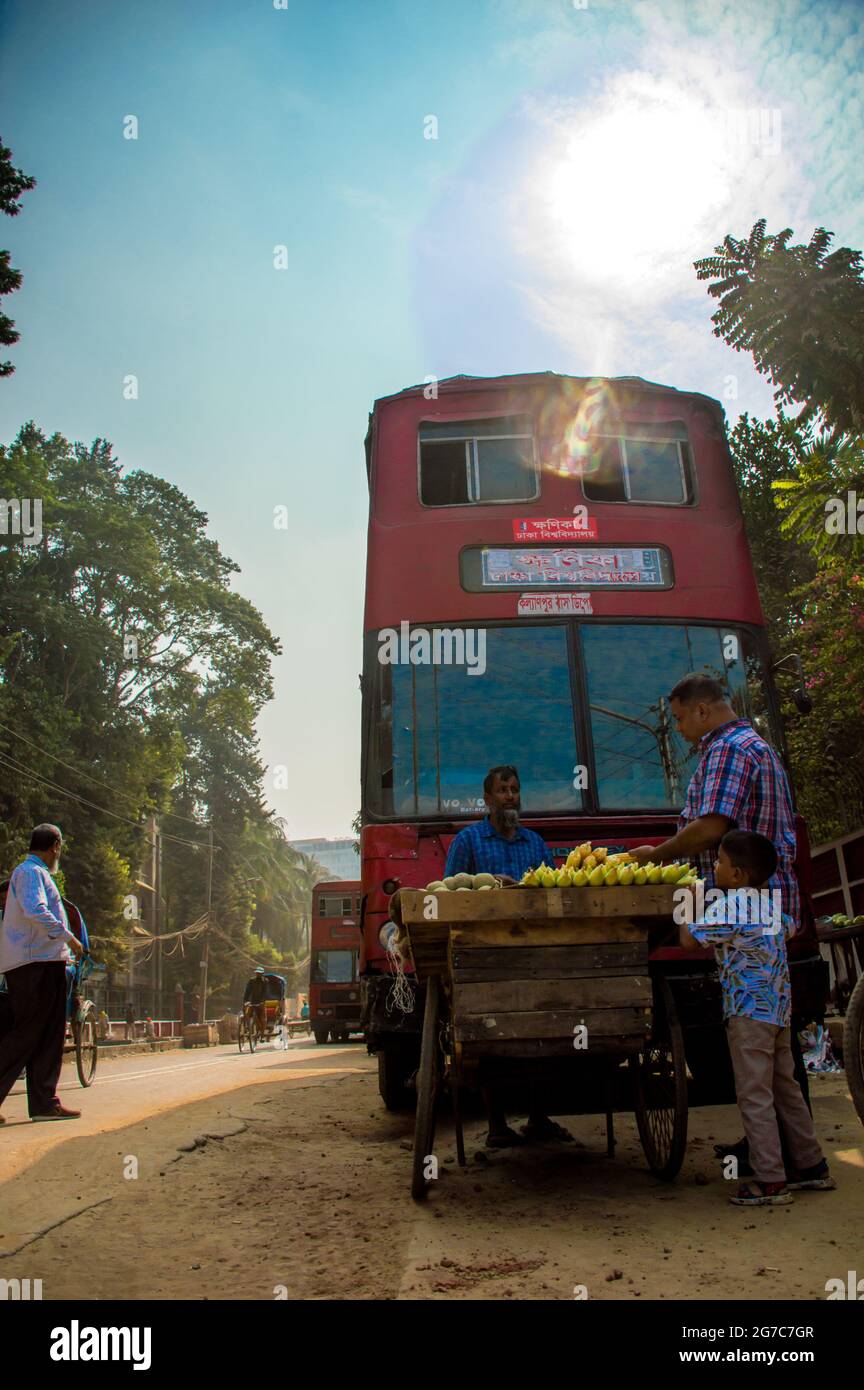 Rote Busse der Dhaka University Stockfoto