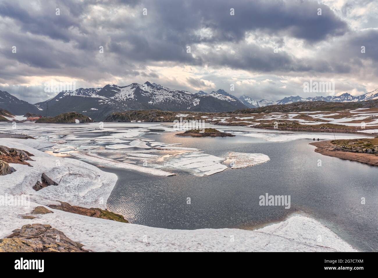 Malerischer Bergsee in den Schweizer Alpen. Totesee, Totensee am Grimselpass in der Schweiz, Kanton Wallis. Eisschollen auf dem See im Sommer. Stockfoto