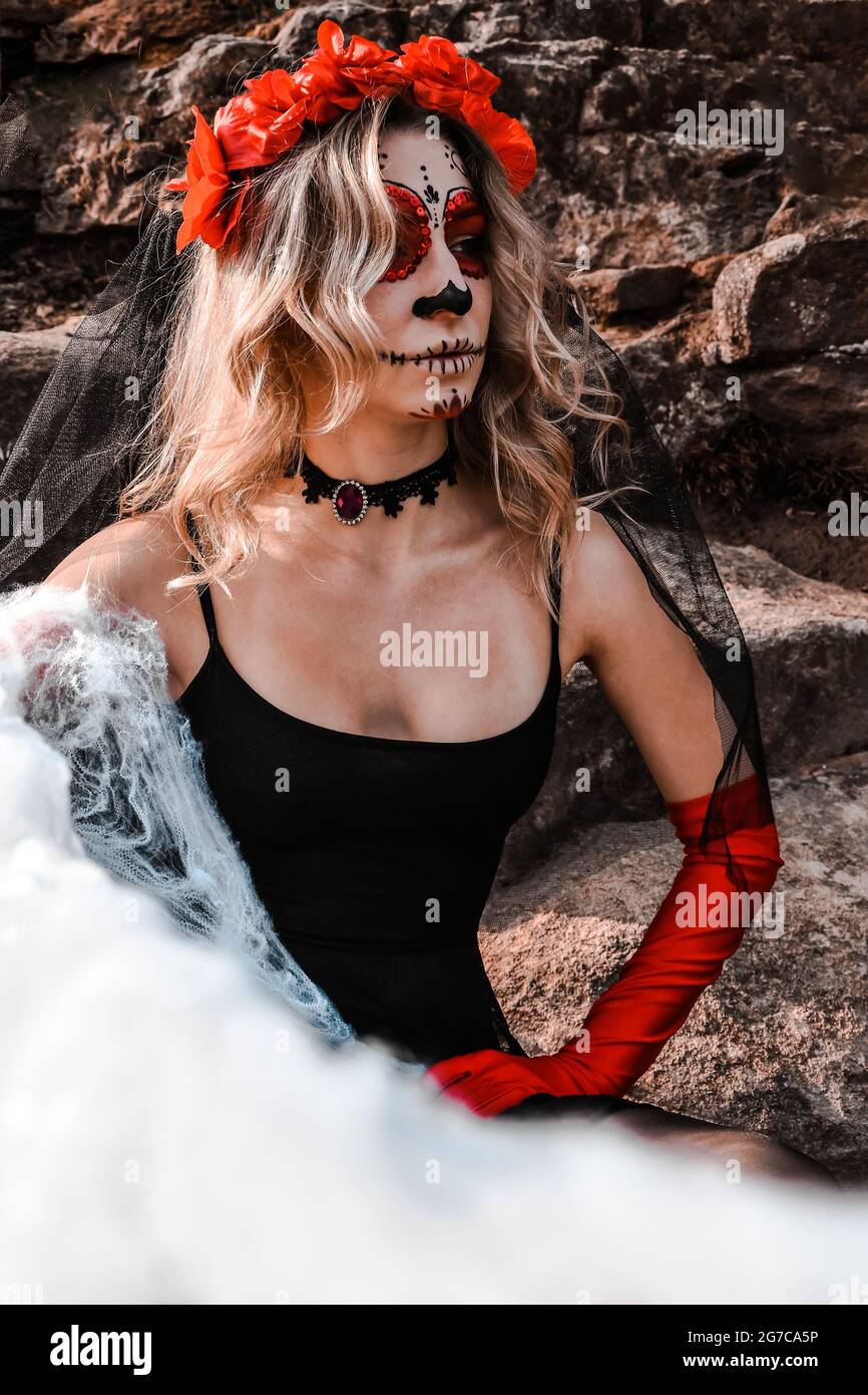 Nahaufnahme Porträt von Calavera Catrina. Junge Frau mit Zucker Schädel Make-up und weißen Spinnennetz. Dia de los muertos. Tag der Toten. Halloween. Santa M Stockfoto