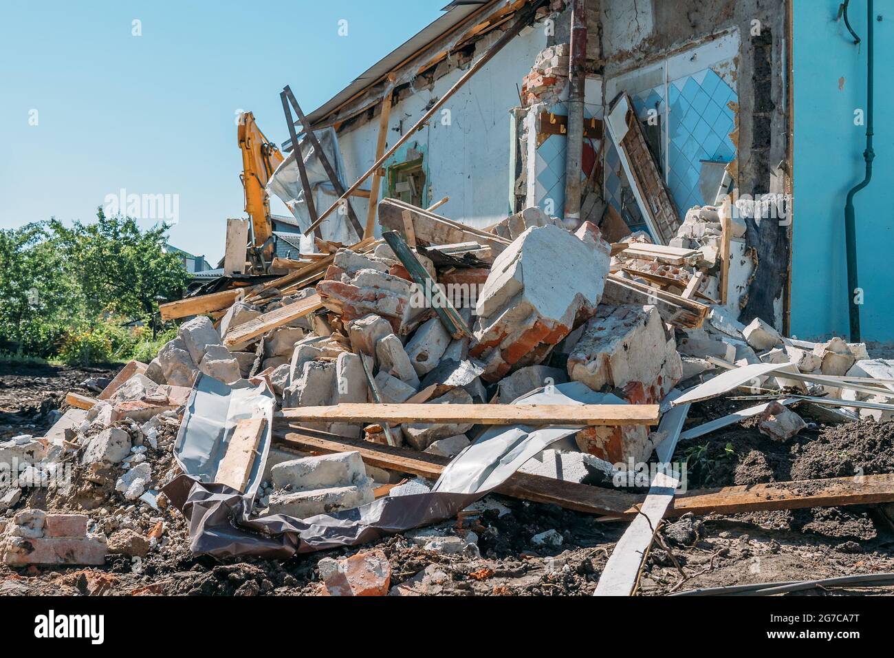 Haufen aus Betonziegelmauer aus abgerissenen Gebäude. Hausvernichtung. Stockfoto