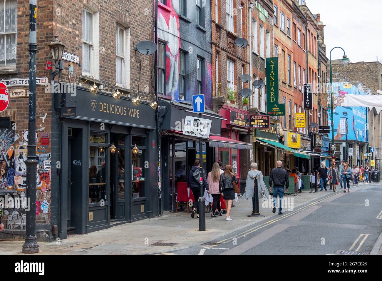 London - Juli 2021: Geschäftige Straßenszene im Osten Londons auf der Brick Lane, einem trendigen Viertel mit Geschäften und Märkten in Shoreditch Stockfoto