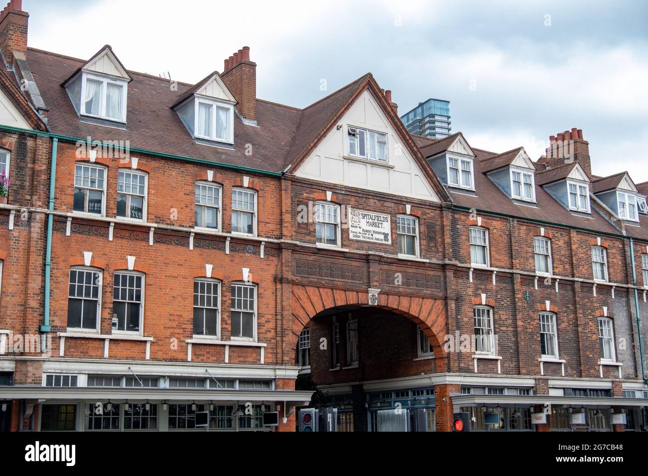 London - Juli 2021: Spitalfields Market in Shoreditch, Spitalfields Gegend in der Nähe der City of London. Ein beliebter Markt mit Essen, Bars, Kunst und Craf Stockfoto