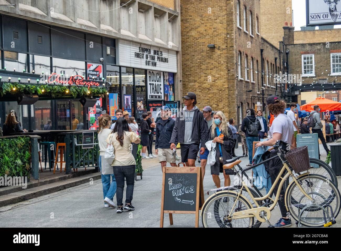 London - Juli 2021: Straßenszenen am Wochenende in der Truman Brewery an der Brick Lane in East London Stockfoto