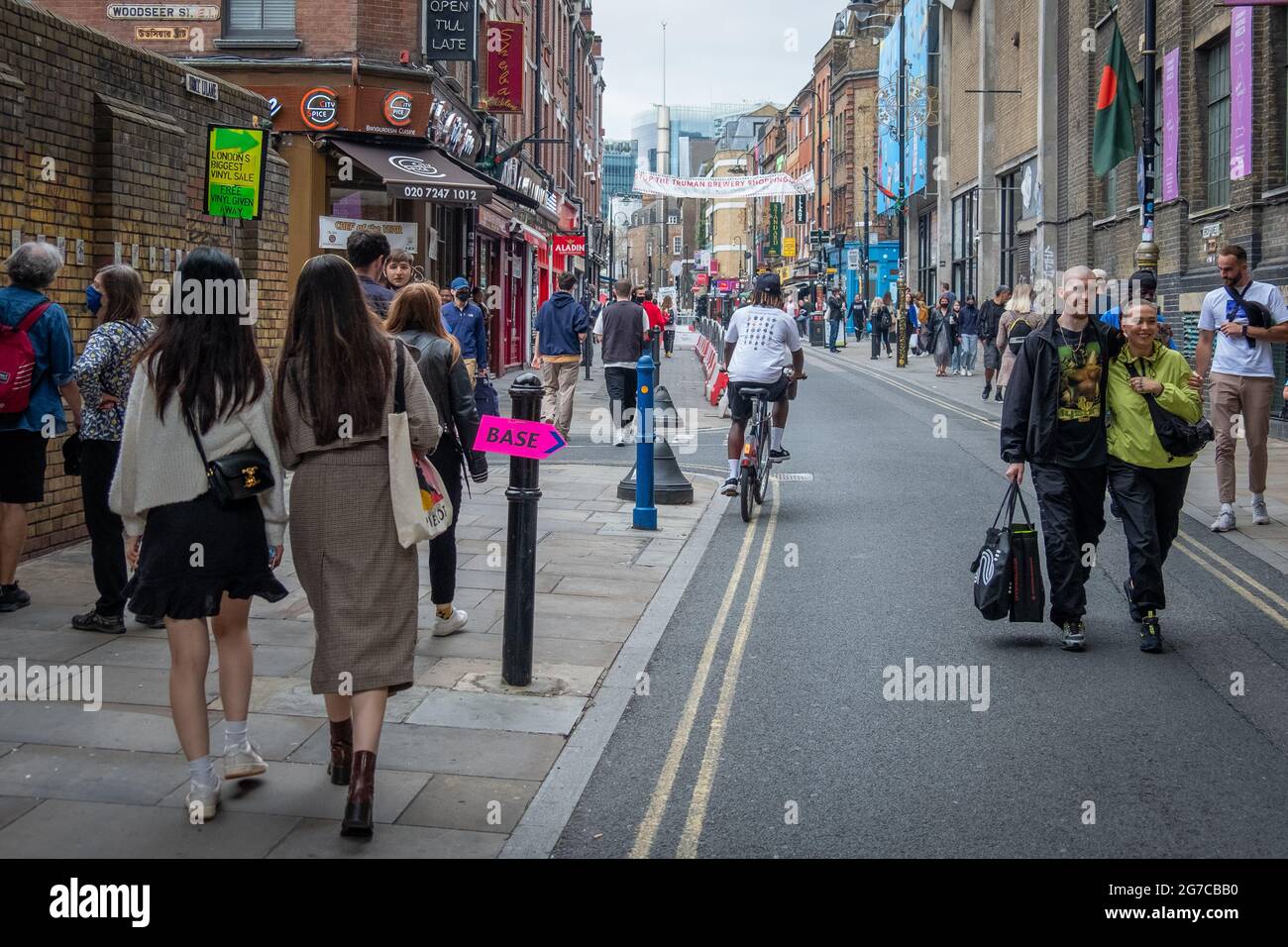 London - Juli 2021: Geschäftige Straßenszene im Osten Londons auf der Brick Lane, einem trendigen Viertel mit Geschäften und Märkten in Shoreditch Stockfoto