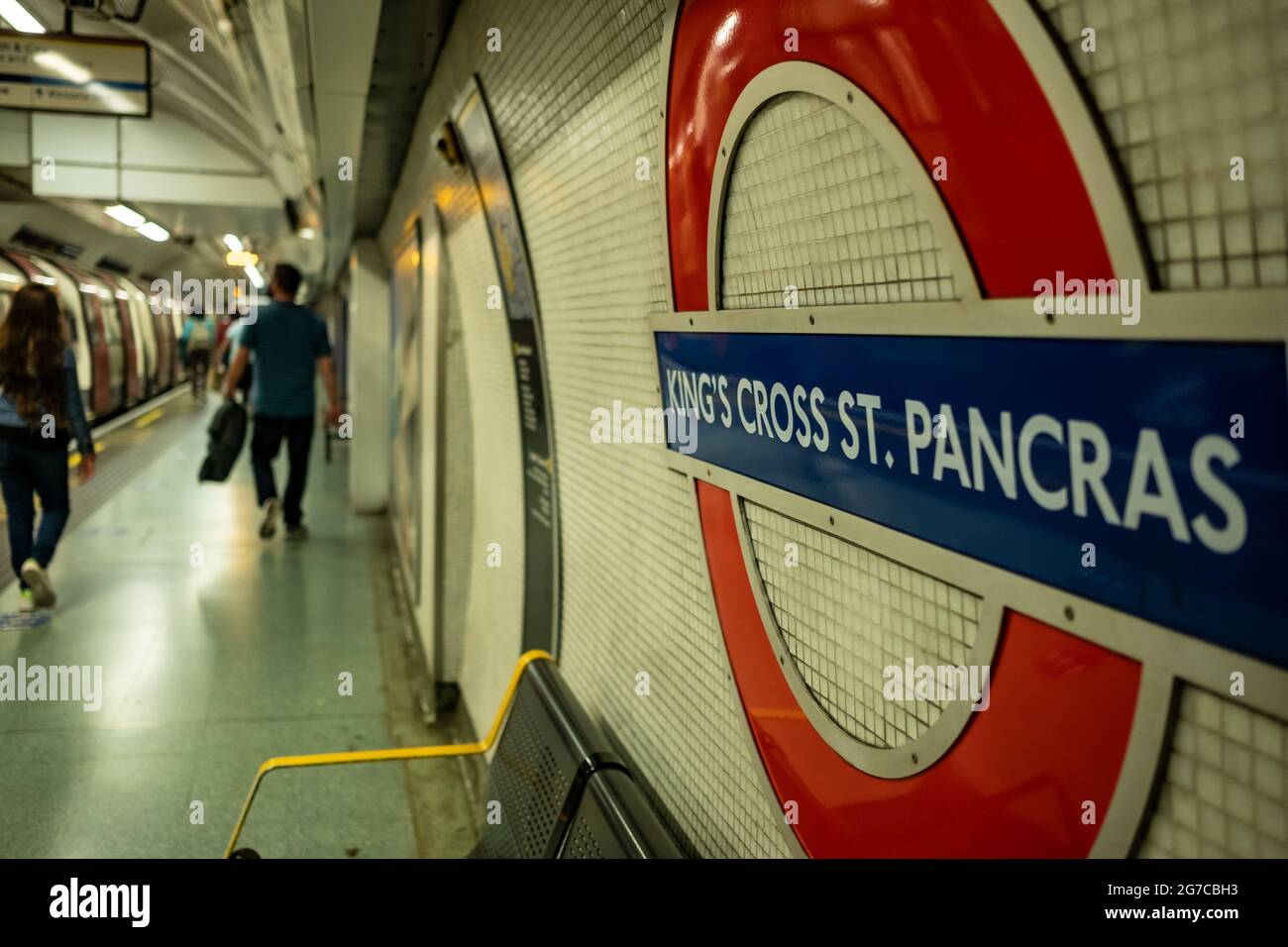 London - Juli 2021: Kingds Cross St Pancras London U-Bahnstation Plattform. Stockfoto