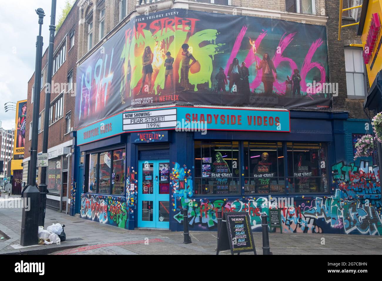 London – 2021. Juli: Shadyside Video Store in der Shoreditch High Street, einem Netflix Pop-up-Store Stockfoto