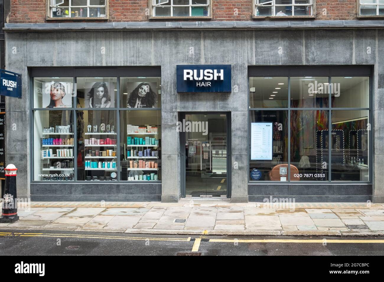 London - Juli 2021: Rush Hair Salon, eine Kette von britischen High Street Friseuren. Niederlassung im Zentrum von London Stockfoto