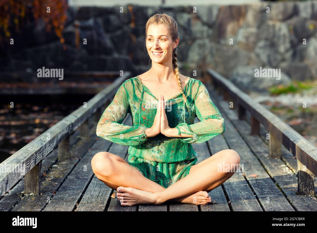 Frau Training Yoga im Freien im Herbst oder Herbst-park Stockfoto