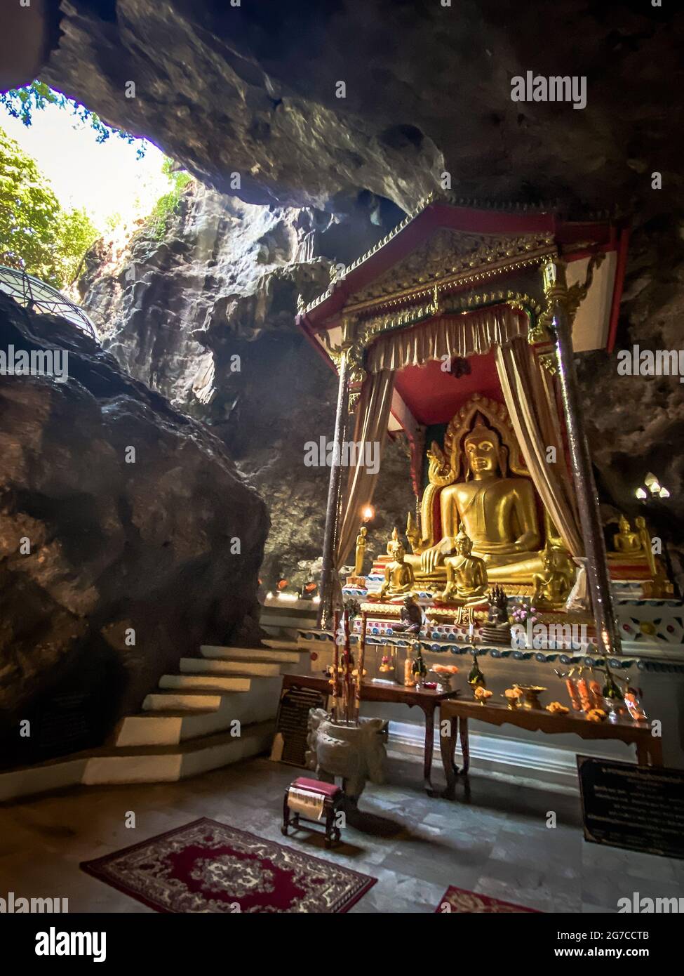 Wat Ban Tham Tempel und Höhle in Kanchanaburi, Thailand Stockfoto