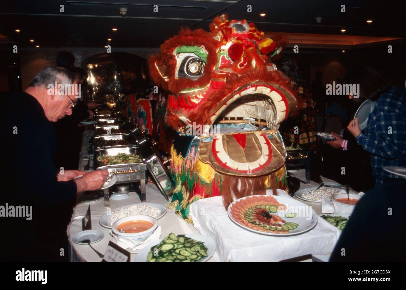 Europäische Touristen am Buffet in einem chinesischen Restaurant in Shanghai, China 1998. Europäische Touristen betreten das Buffet in einem chinesischen Restaurant in Shanghai, China 1998. Stockfoto