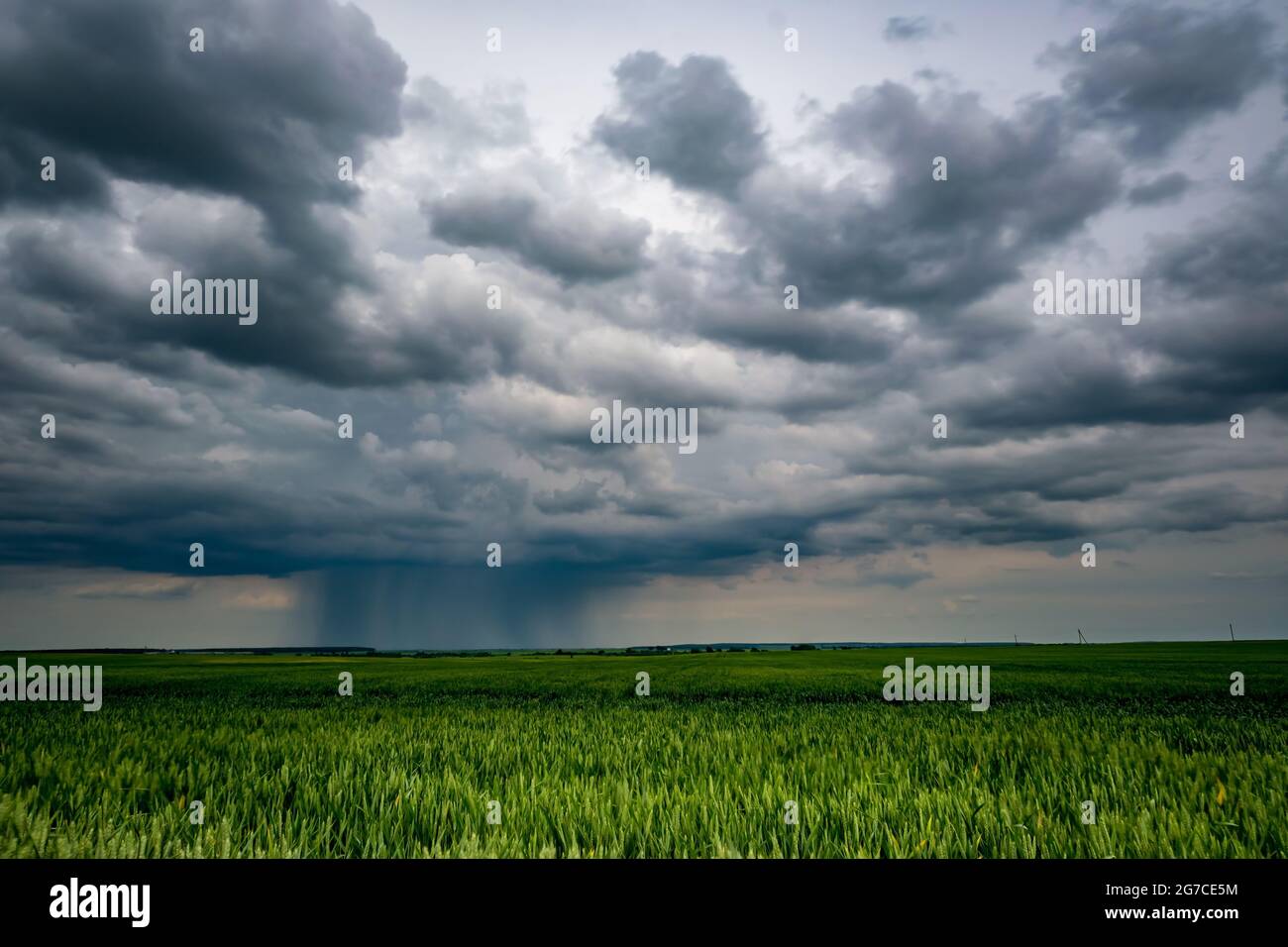 Landschaft mit dunklem Himmel mit Regenwolken vor Sturm. Gewitterfront Stockfoto