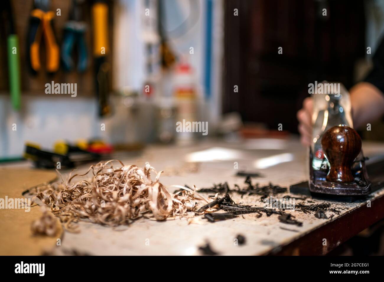 Unbekannte Geigenbauerin in traditioneller Werkstatt Stockfoto