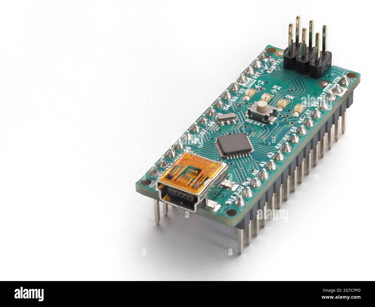 Galati, Rumänien - 12. Juli 2021: Original Arduino Nano Board für die Implementierung von Elektronik- und Robotik-Projekten. Isoliert auf weißem Hintergrund Stockfoto