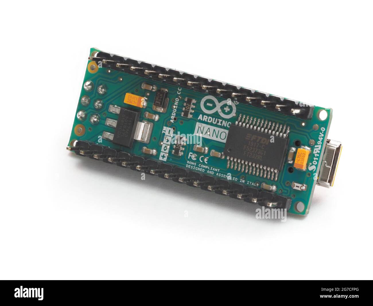 Galati, Rumänien - 12. Juli 2021: Original Arduino Nano Board für die Implementierung von Elektronik- und Robotik-Projekten. Isoliert auf weißem Hintergrund Stockfoto