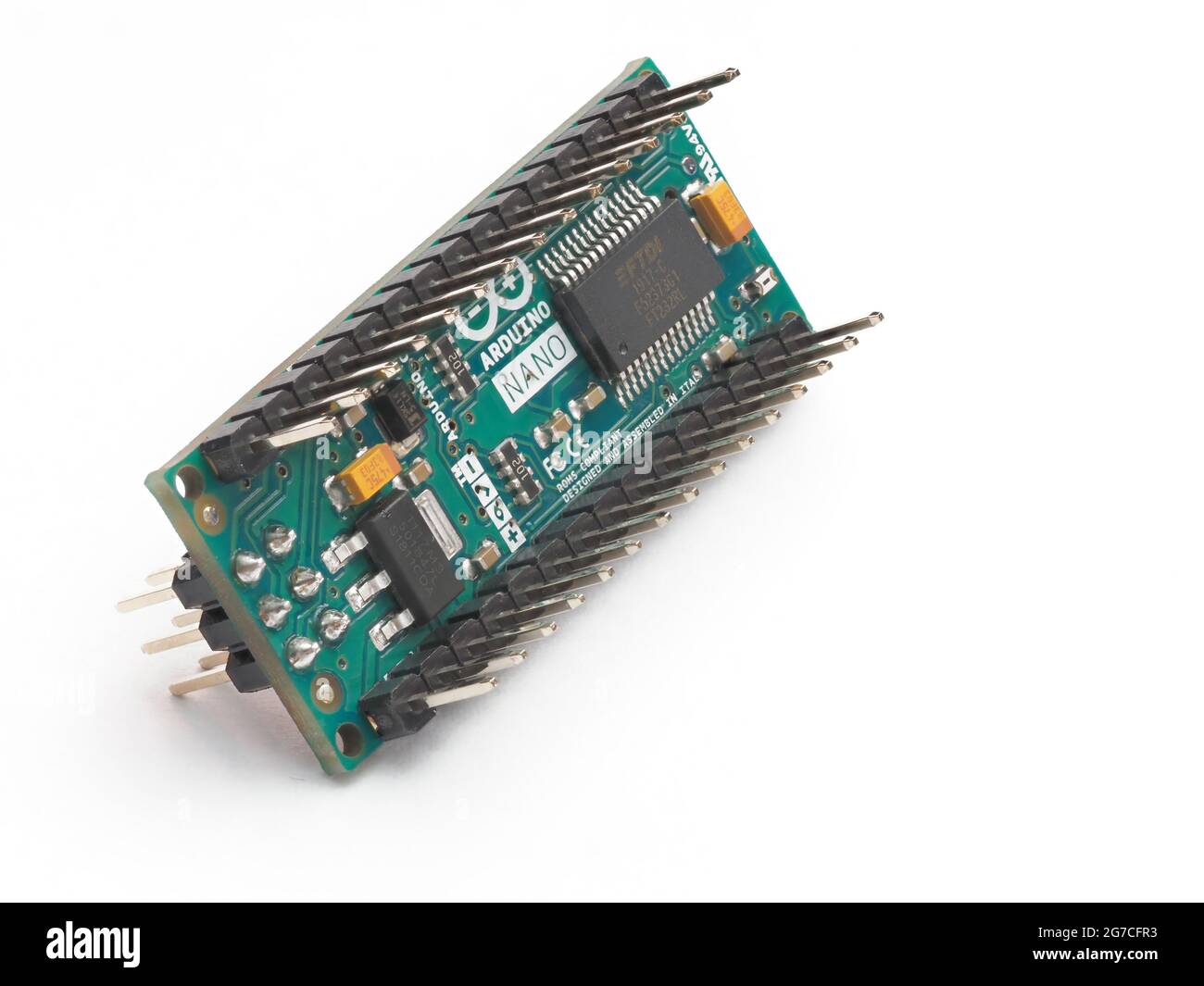 Galati, Rumänien - 12. Juli 2021: Original Arduino Nano Board für die Implementierung von Elektronik- und Robotik-Projekten. Isoliert auf weißem Hintergrund Stockfoto
