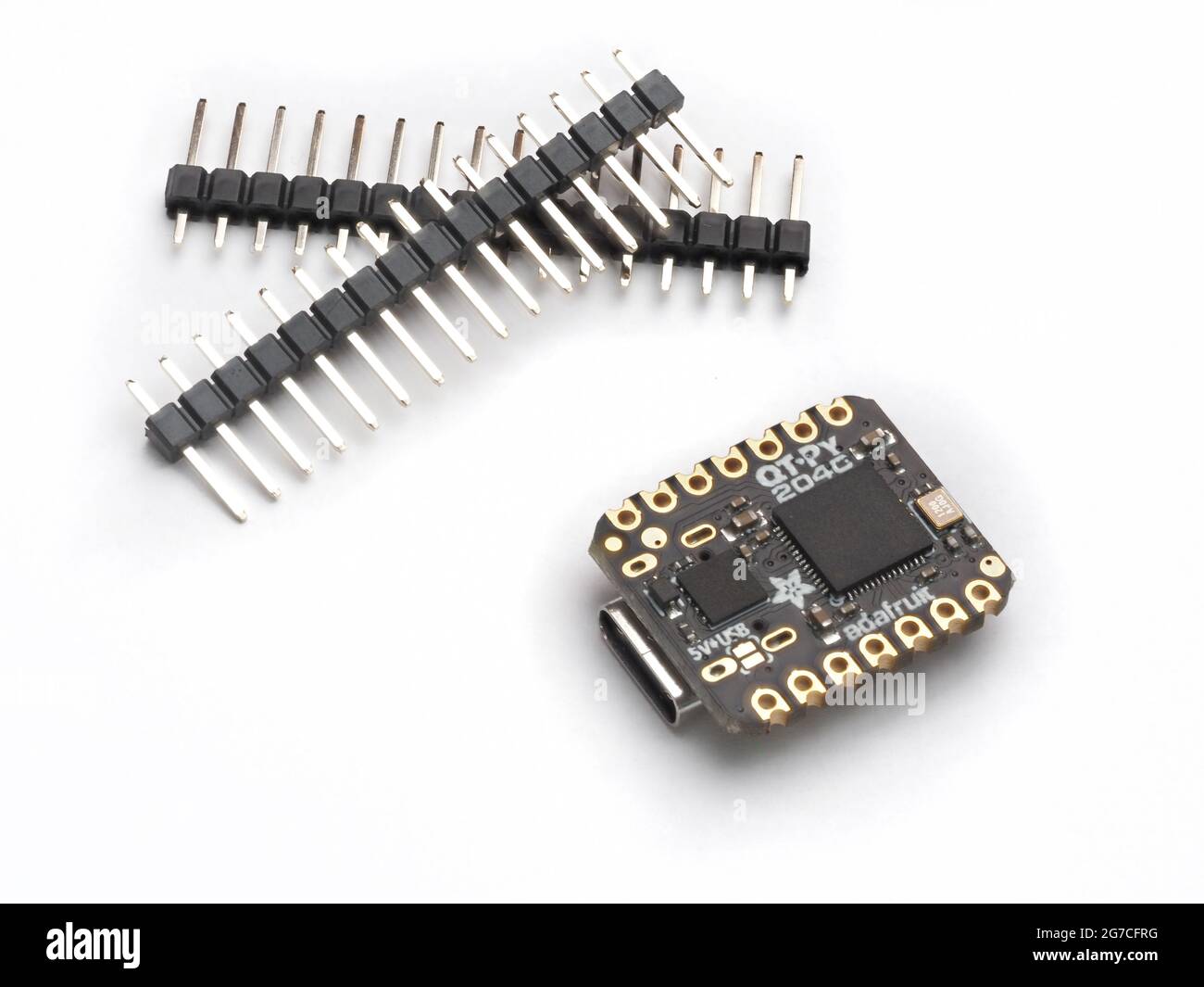 Galati, Rumänien - 12. Juli 2021: Adafruit QT PY RP2040 Board für die Implementierung von Elektronik- und Robotikprojekten. Isoliert auf weißem Hintergrund Stockfoto