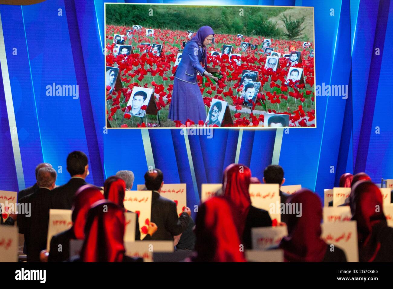 Maryam Rajavi, designierte Präsidentin des NCRI, würdigte 30,000 Opfer des Massakers von 1988, hauptsächlich Mitglieder der iranischen Oppositionsbewegung. Stockfoto