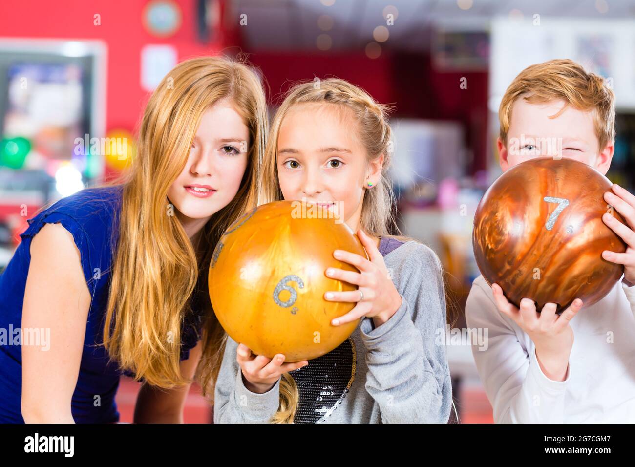 Kinder Freunde zusammen spielen im Bowling Center Stockfoto