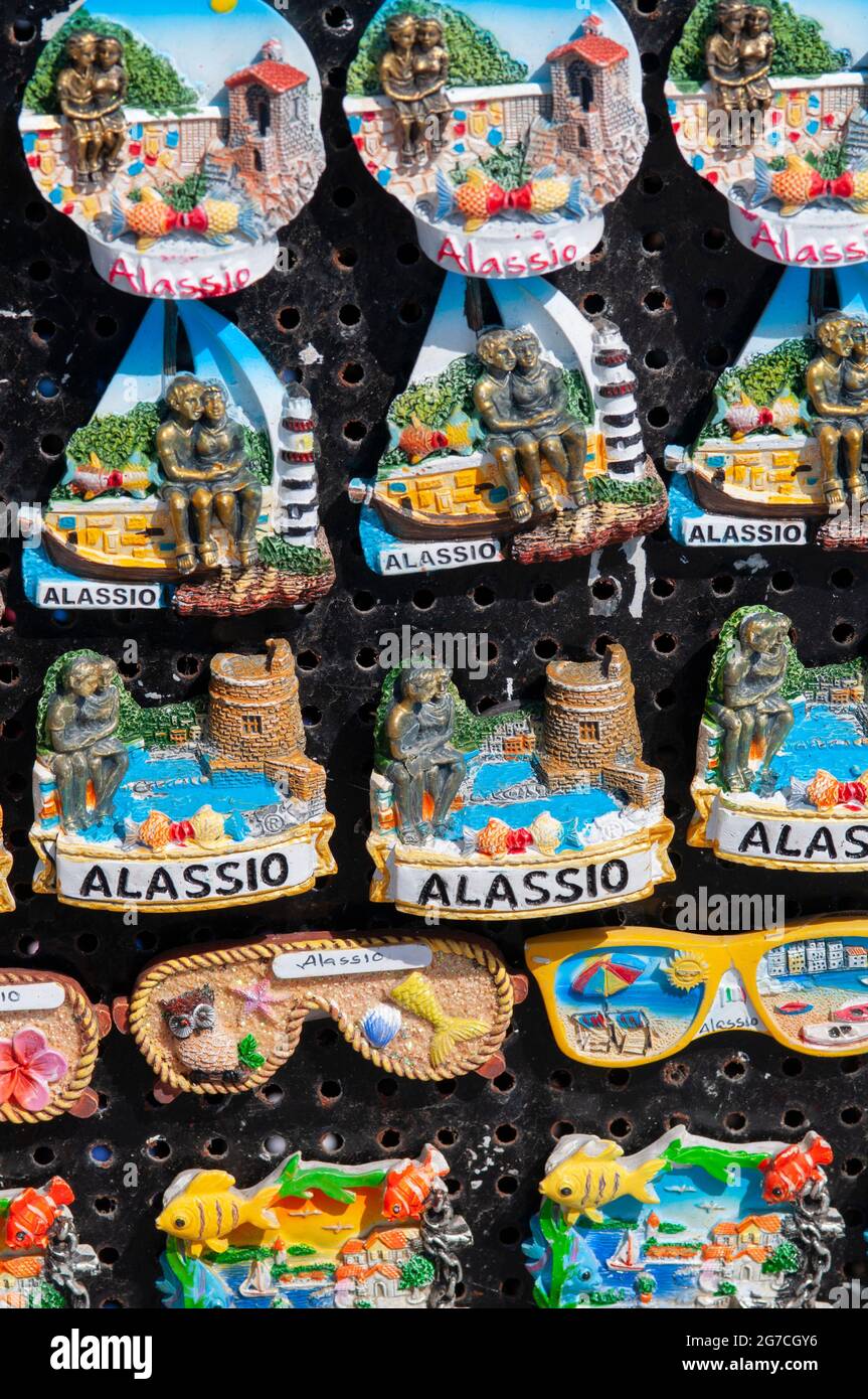 Italien, Ligurien, Alassio, Tourist Kühlschrankmagnete und Souvenirs zum Verkauf Stockfoto
