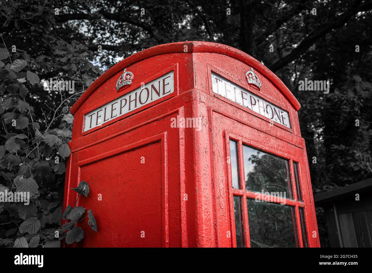 Traditionelle alte rote britische Telefonbox, selektive Farbe Stockfoto