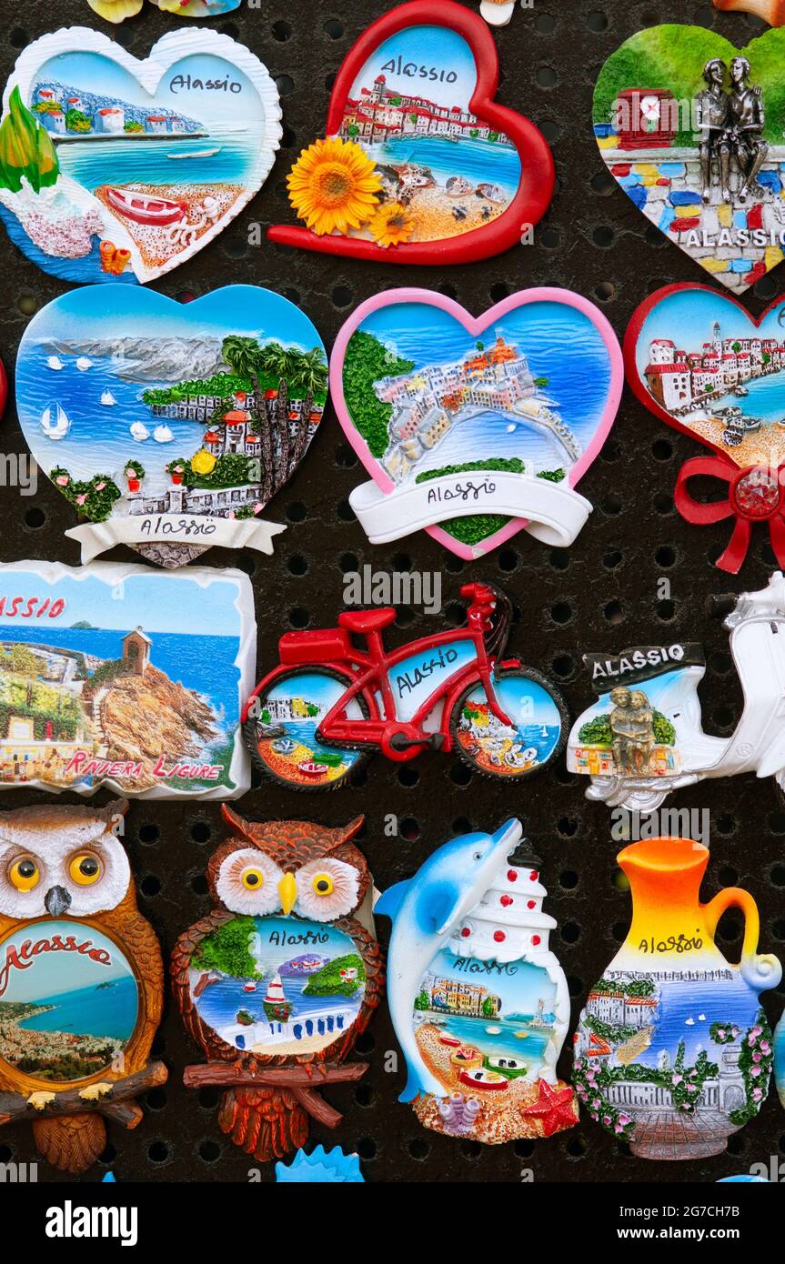 Italien, Ligurien, Alassio, Tourist Kühlschrankmagnete und Souvenirs zum Verkauf Stockfoto