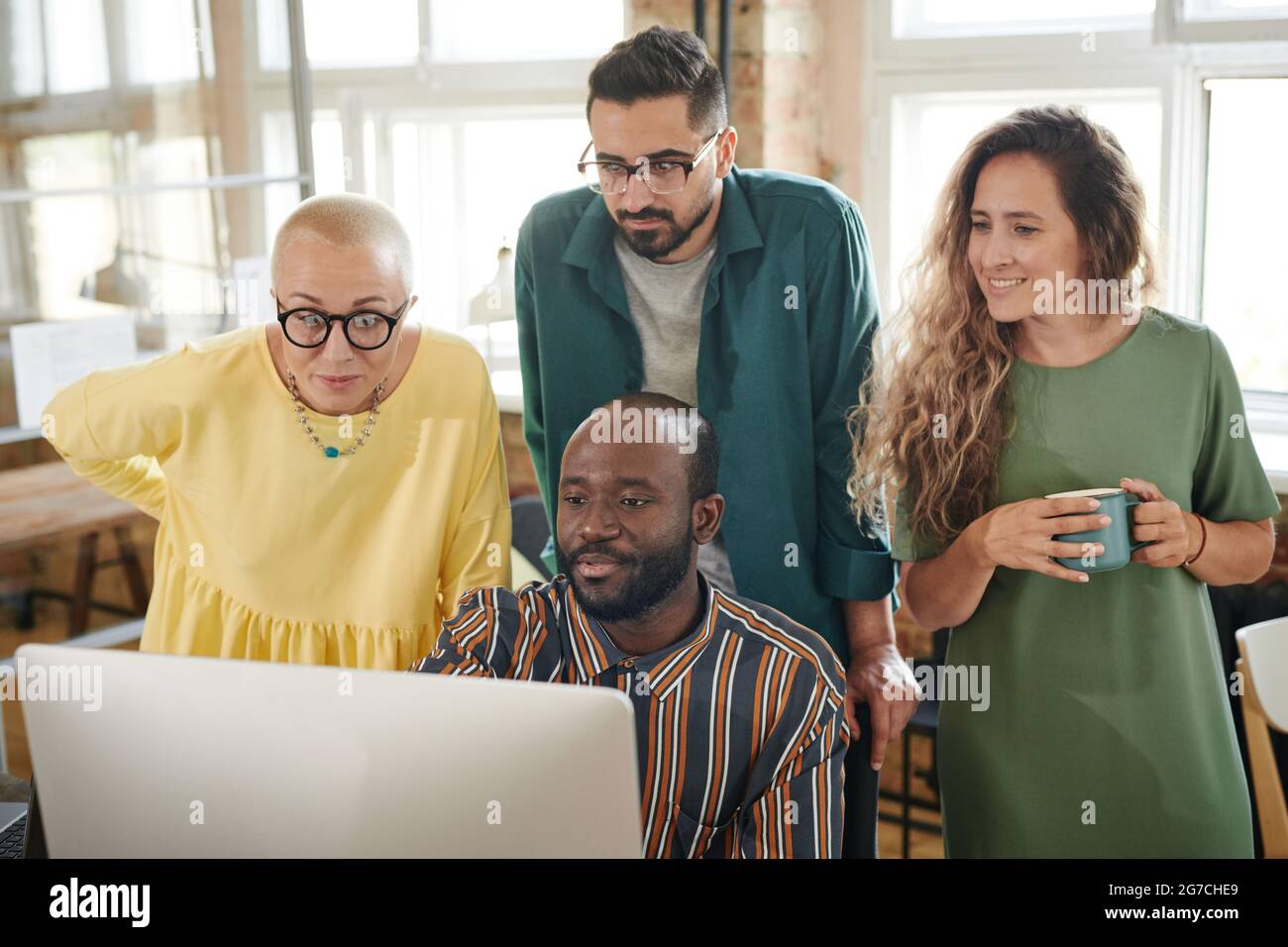 Gruppe von Geschäftsleuten, die sich die Online-Präsentation am Computer im Büro ansehen Stockfoto