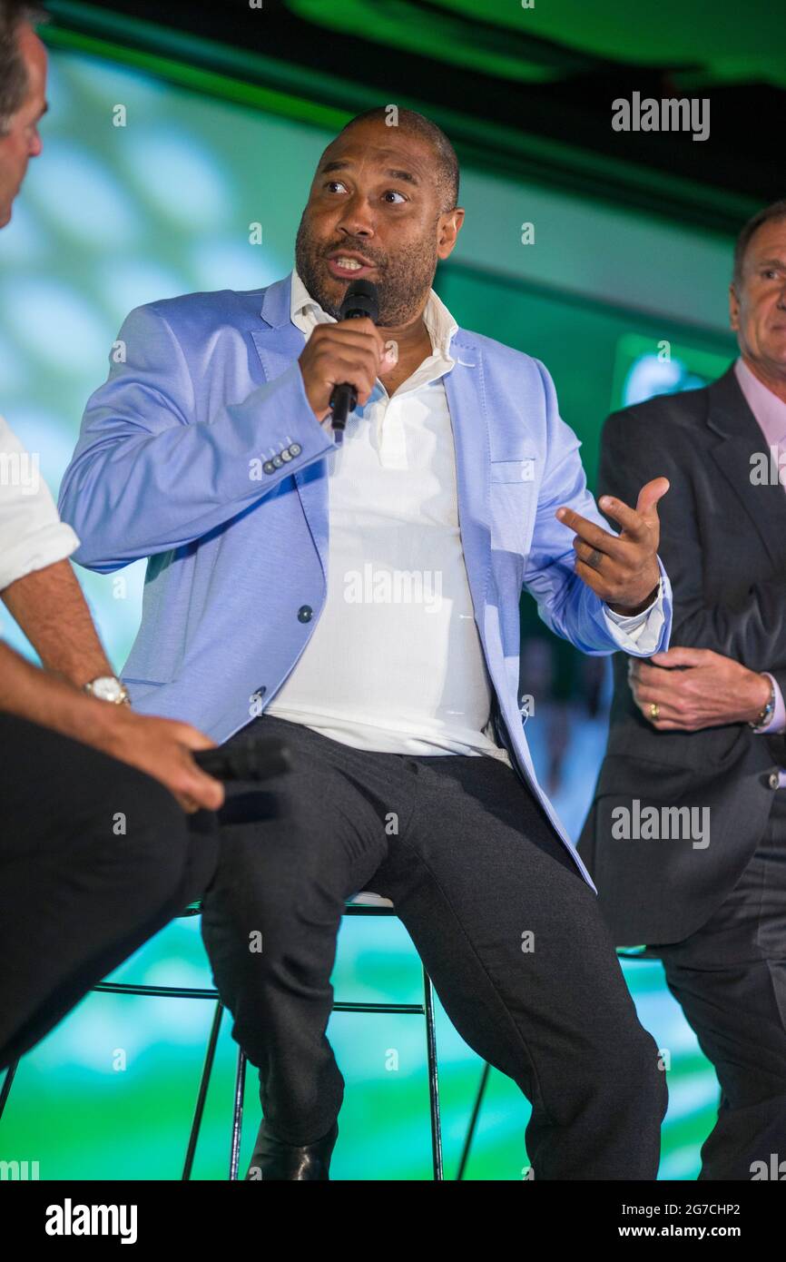 Jeff Stelling interviewt die ehemaligen Liverpooler Spieler John Barnes und Phil Thompson bei einem Carlsberg-Event, das im Hause des FC Liverpool Anfield stattfand. Stockfoto