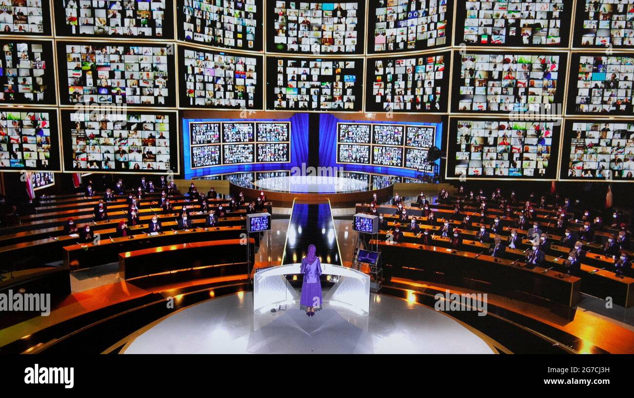 Maryam Rajavi, Ashraf-3, Albanien, 12/07/2021 - Maryam Rajavi, designierter Präsident des Nationalen Widerstandsrates des Iran (NCRI), spricht am dritten Tag des Weltgipfels des Freien Iran am 12. Juli 2021 in Ashraf 3, Albanien. Sie sagte, was die internationale Gemeinschaft betrifft, so ist dies ein Test dafür, ob sie sich mit diesem völkermordenden Regime befassen und damit umgehen wird oder ob es mit dem iranischen Volk bestehen wird. Wir sagen der Weltgemeinschaft, insbesondere den westlichen Regierungen, dass Raisi ein Verbrecher ist, der 1988 Völkermord und Verbrechen gegen die Menschlichkeit begangen hat. (Foto von Siavosh Hosseini/Pacific Press) Stockfoto