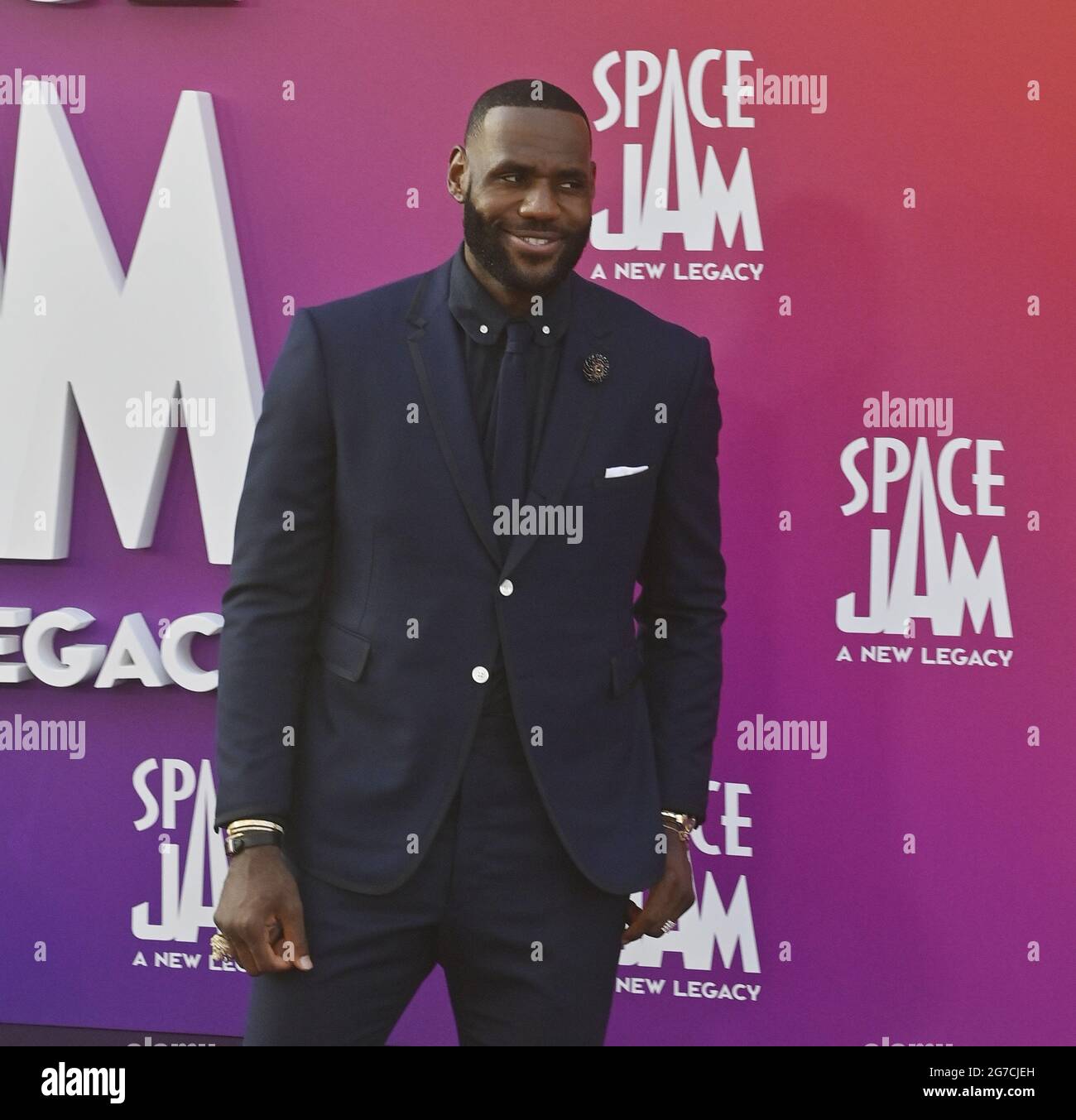 Los Angeles, Usa. Juli 2021. Cast-Mitglied LeBron James nimmt am Montag, den 12. Juli 2021, an der Premiere des animierten Science-Fiction-Films „Space Jam“ im Regal Cinemas LA Live in Los Angeles Teil. Storyline: Eine bösartige künstliche Intelligenz entführt den Sohn des berühmten Basketballspielers LeBron James, der dann mit Bugs Bunny zusammenarbeiten muss, um ein Basketballspiel zu gewinnen. Foto von Jim Ruymen/UPI Credit: UPI/Alamy Live News Stockfoto