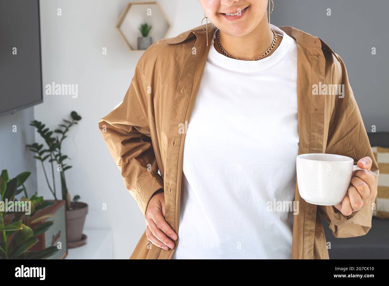 Download Frau trägt weißes T-Shirt Mock Up. Bella Canvas Mockup ...