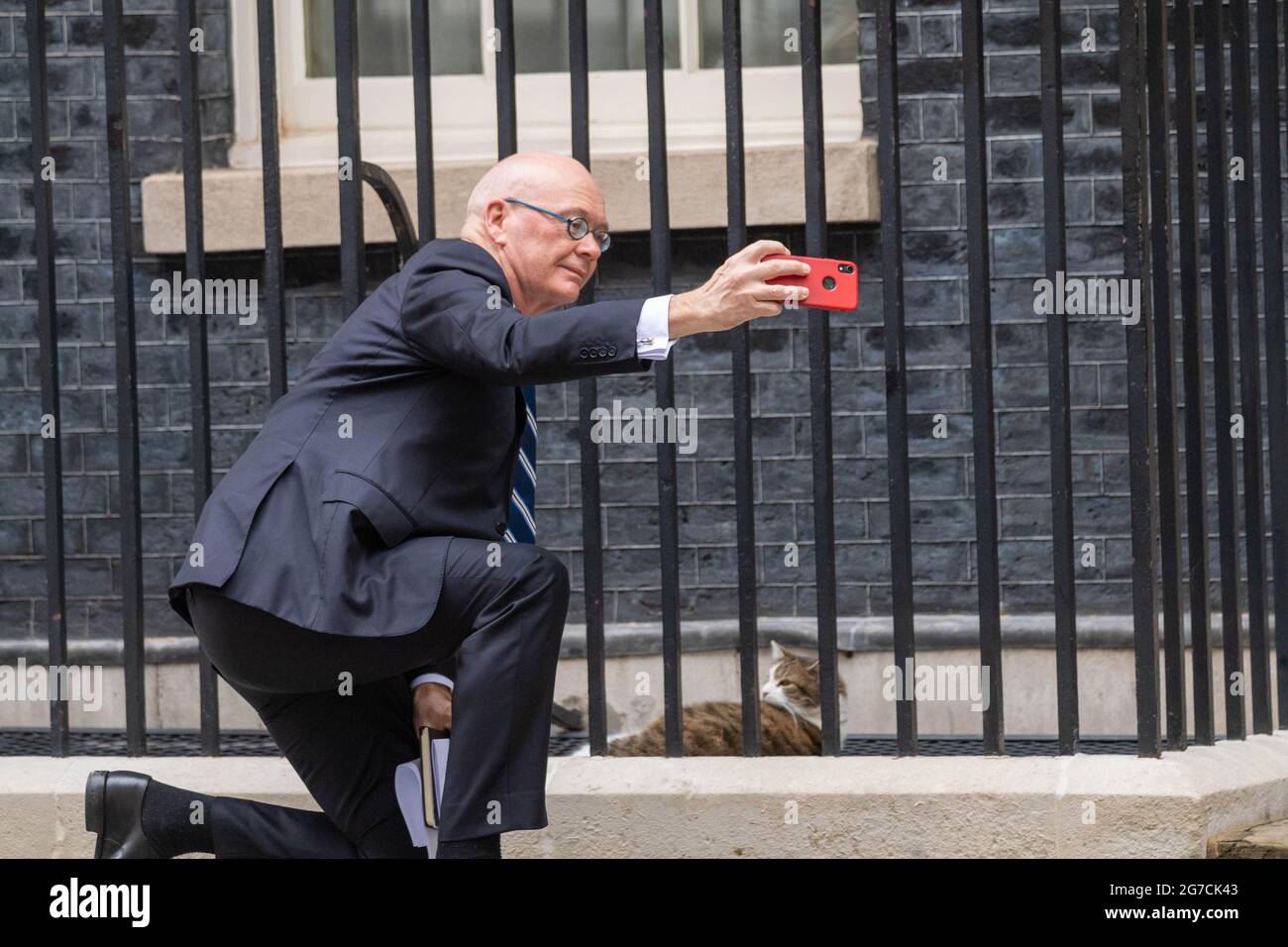 London, Großbritannien. 13. Juli 2021. Eine neuseeländische Delegation kommt in der Downing Street London an 10 Chris Seed, Chief Executive und Secretary of Foreign Affairs and Trade for New Zealand, nimmt ein Selfie mit Larry, der Downing Street Katze, auf.Quelle: Ian Davidson/Alamy Live News Stockfoto