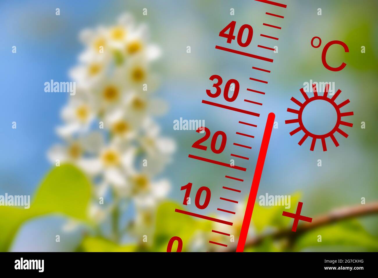 Hitze im Sommer mit hoher Temperatur am Thermometer Stockfoto
