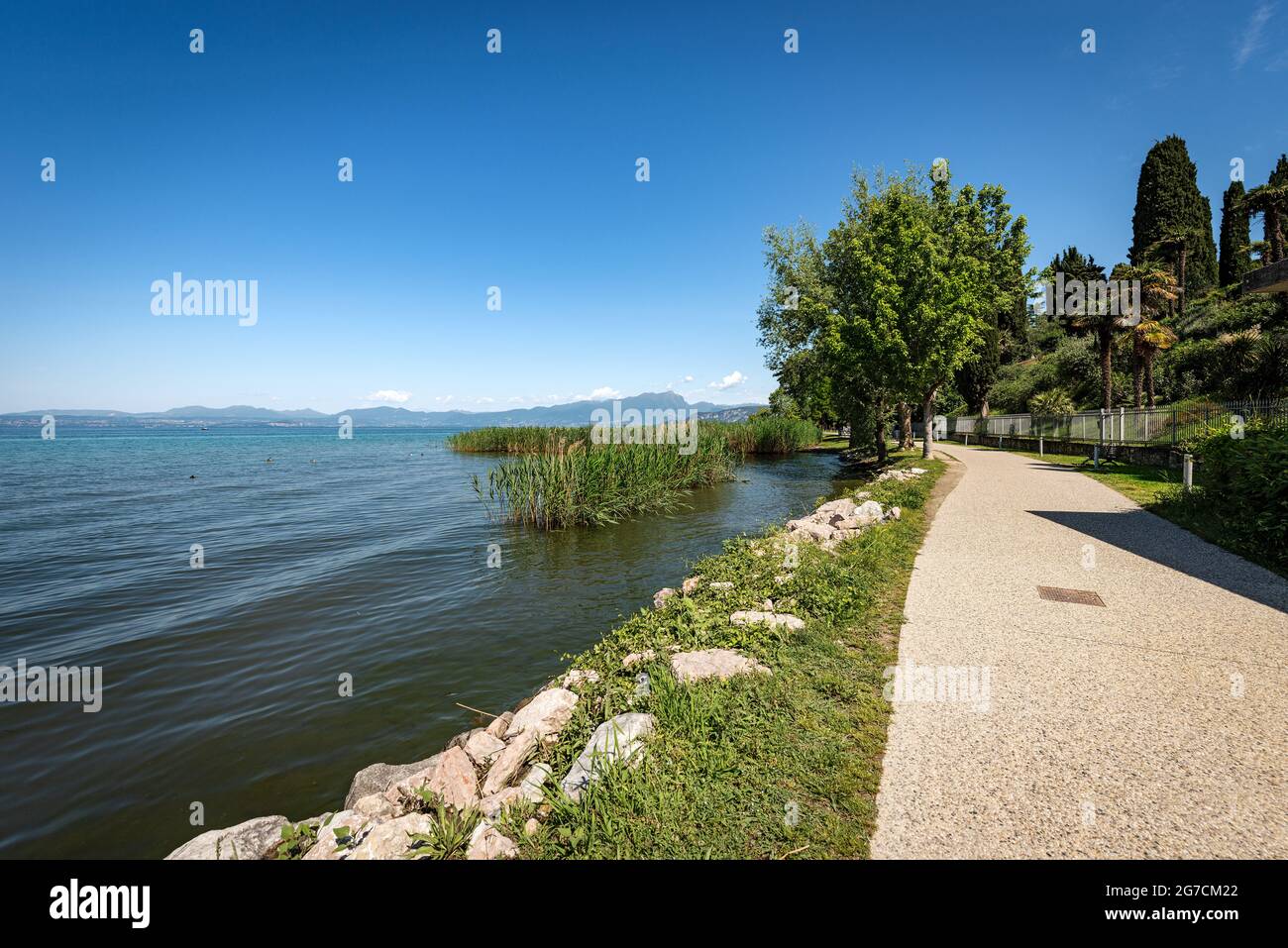 Fahrrad- und Fußgängerstraße an der Küste des Gardasees, die die Städte Lazise, Cisano 