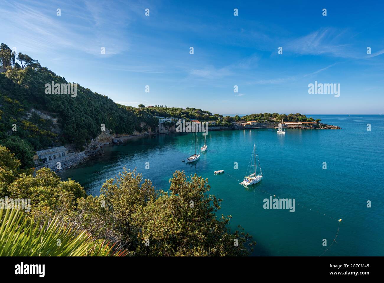 Wunderschöne Bucht und Meereslandschaft im Golf von La Spezia vor der Stadt Lerici mit der Landzunge Maralunga. Ligurien, Italien, Europa. Stockfoto