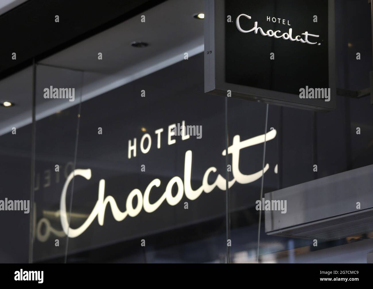 Aktenfoto vom 5/5/2016 von einem Hotel Chocolat-Geschäft in Victoria, London. Das Hotel Chocolat wird in diesem Jahr im Rahmen der Expansionspläne 250 neue Arbeitsplätze schaffen, da der Chef verriet, dass die Online-Verkäufe zum ersten Mal in seiner Geschichte die Verkaufszahlen in den Geschäften überholen werden. Ausgabedatum: Dienstag, 13. Juli 2021. Stockfoto