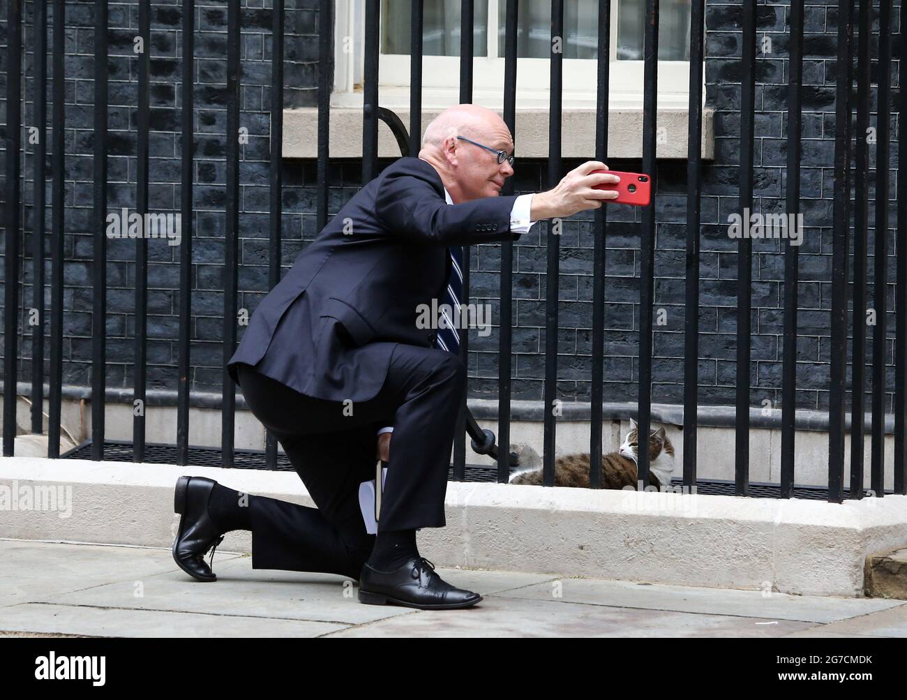 London, England, Großbritannien. Juli 2021. Chris SEED, Chief Executive und Secretary of Foreign Affairs and Trade, macht ein Selfie mit Larry the Cat vor der Downing Street 10 als er mit einer Delegation zum Wohnsitz des britischen Premierministers kommt, laufen Verhandlungen über Freihandelsabkommen zwischen dem Vereinigten Königreich und Neuseeland. Kredit: Tayfun Salci/ZUMA Wire/Alamy Live Nachrichten Stockfoto