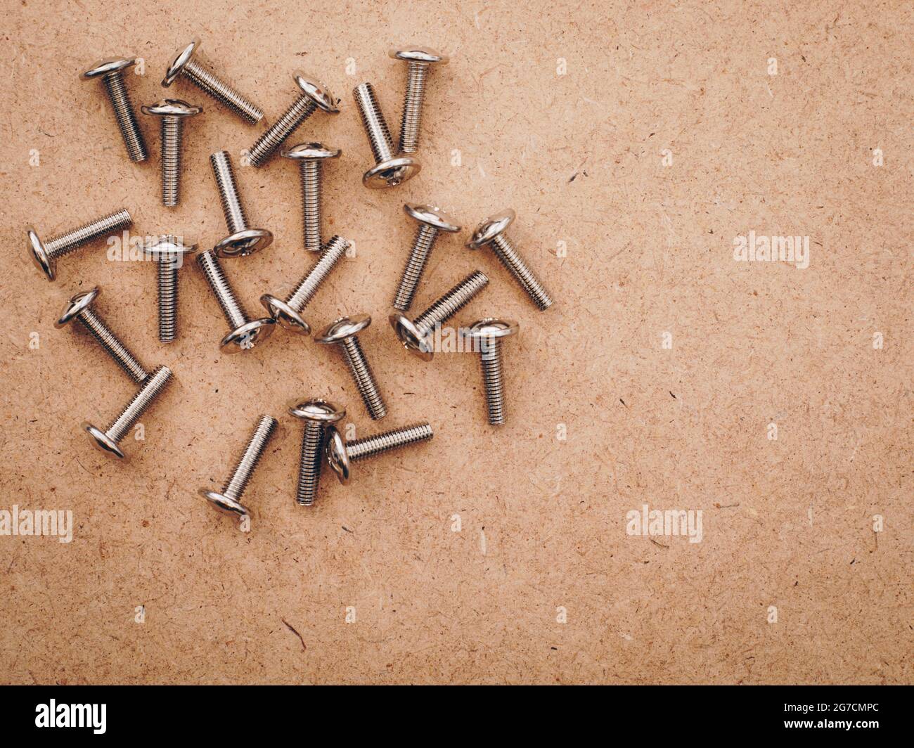 Schrauben sind auf dem Holzboden angebracht. Stockfoto