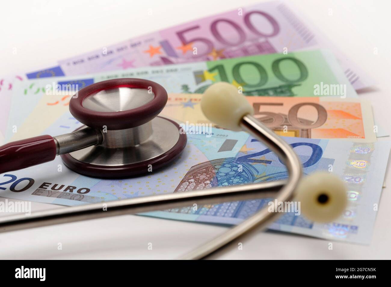 Kosten und Einnahmen im Gesundheitssektor mit Euro-Banknoten und Stethoskop Stockfoto