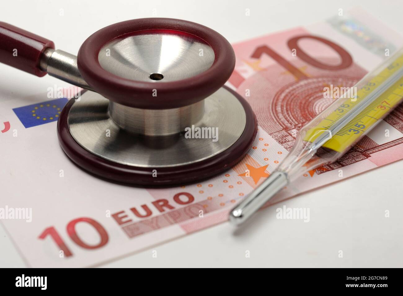 Kosten und Einnahmen im Gesundheitssektor mit Euro-Banknoten und Stethoskop Stockfoto