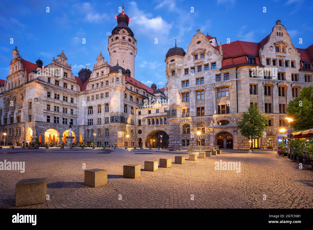 Leipzig, Deutschland. Stadtbild von Leipzig, Deutschland mit dem Neuen Rathaus zur hellblauen Stunde. Stockfoto