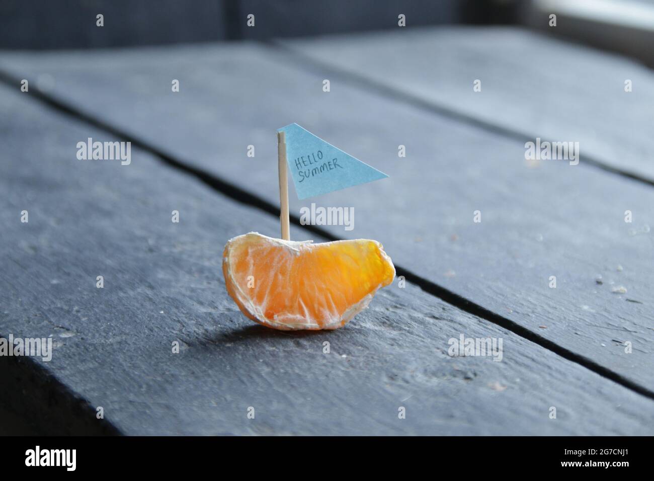 Meereshintergrund mit Schriftzug Hello Summer. Stockfoto