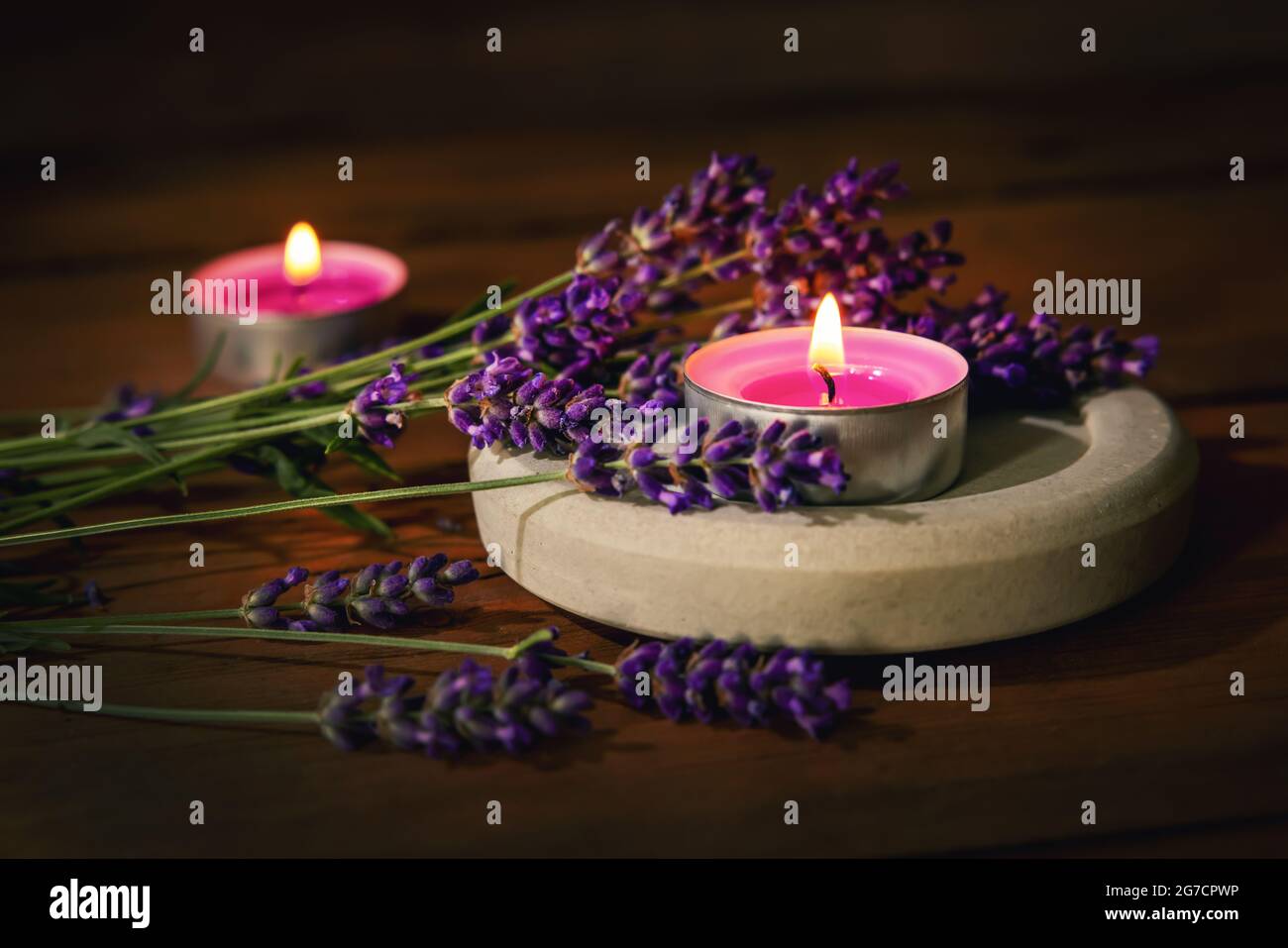 Lavendel mit Duftkerzen auf Holzhintergrund Stockfoto