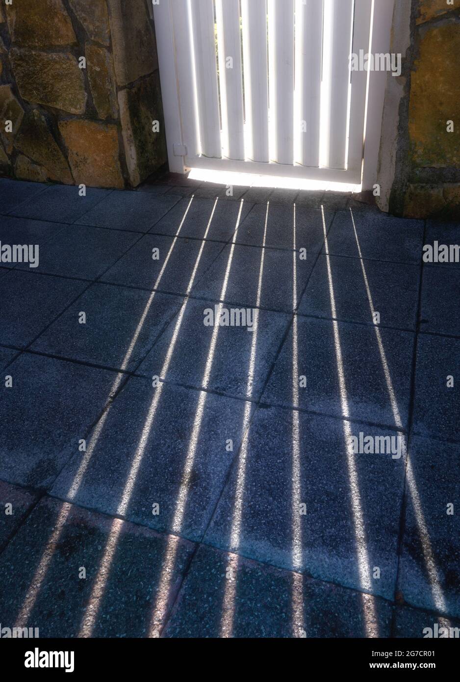 Tür am Eingang des Hauses mit schönen Lichtlinien Stockfoto