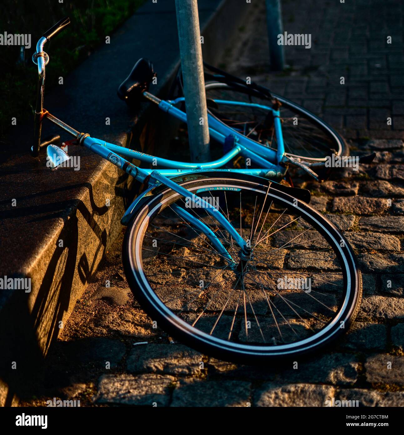 Nahaufnahme eines Fahrradkikels links in der Mitte der Straße Stockfoto