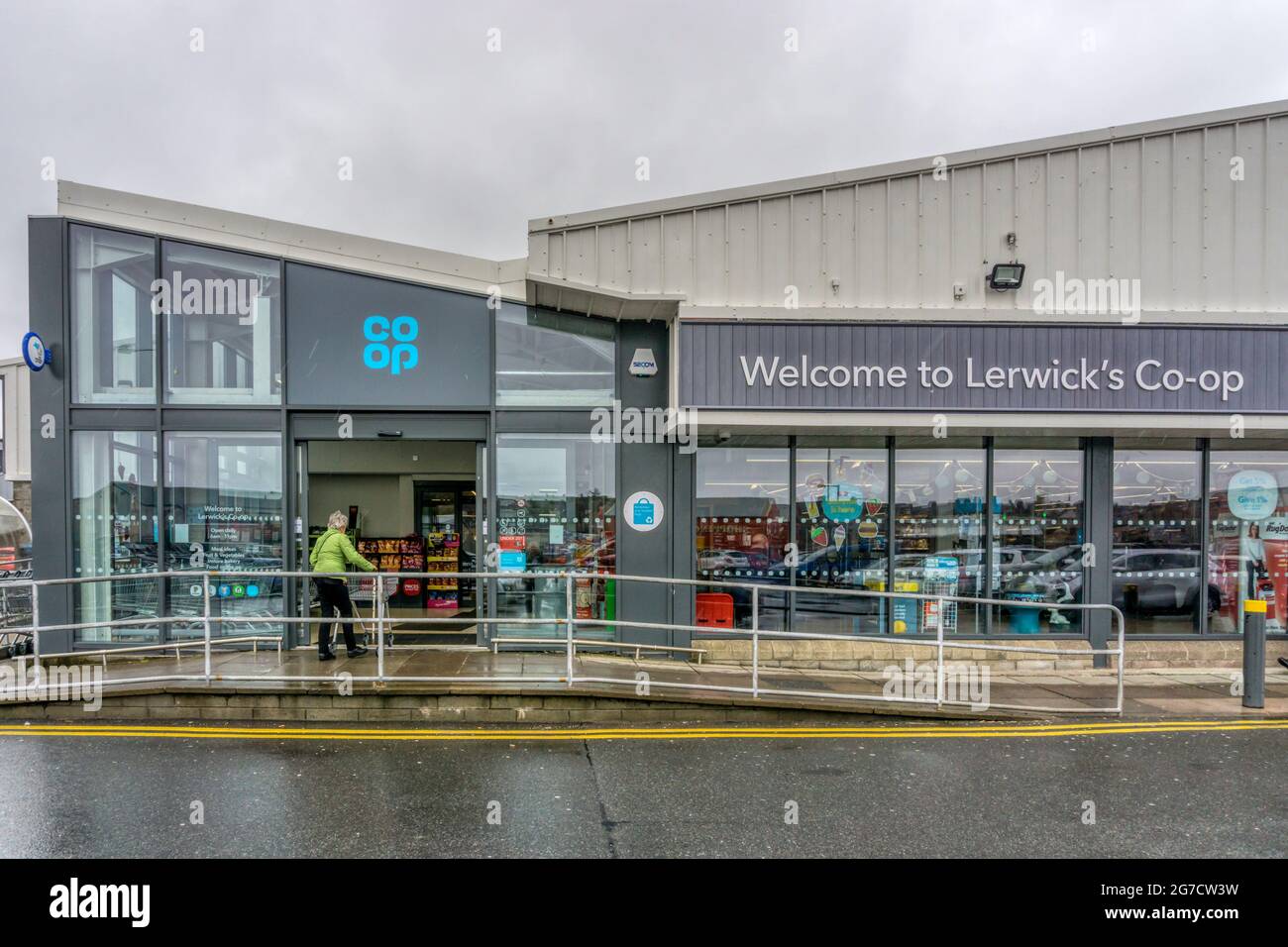 Lerwick Co-Op Supermarkt im Regen, Shetland. Stockfoto