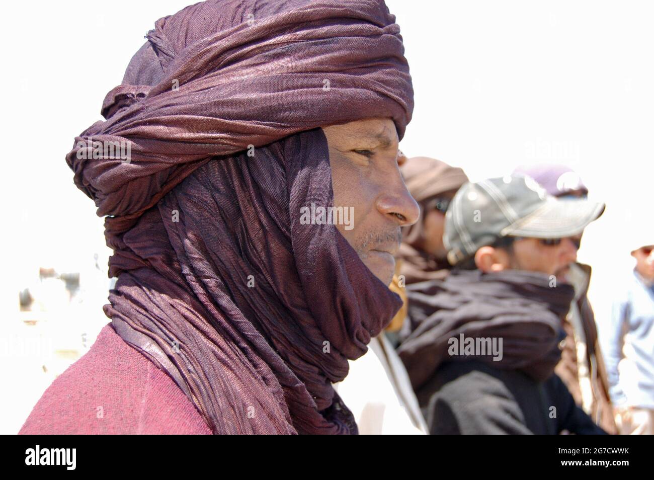 WAW al Kabir, Libyen - 29. März 2006: Ein Tuareg-Fahrer in traditionellen Roben, um mit der Sonne und dem Sand in der Sahara in Libyen fertig zu werden. Stockfoto