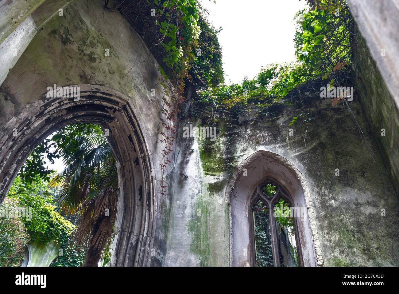 Ruine von St. Dunstan in der Ostkirche beschädigt in der Blitz, jetzt in einen öffentlichen Garten umgewandelt, London, Großbritannien Stockfoto