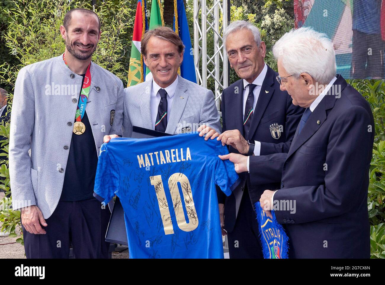 Rom, Italien. Juli 2021. Sergio Mattarella con Giorgio Chiellini, Roberto Mancini e Gabriele Gravina die Trophäe der UEFA EURO 2020 als Spieler und Mitarbeiter der italienischen Fußballnationalmannschaft am 12. Juli 2021 zu einer Zeremonie im Präsidentenpalast Quirinale in Rom eintreffen, Einen Tag nachdem Italien das UEFA EURO 2020 Finale zwischen Italien und England gewonnen hatte. Giandotti - Uff Stampa /Spaziani Credit: dpa/Alamy Live News Stockfoto